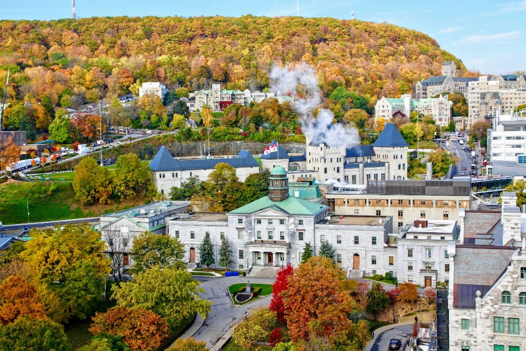 عکس دانشگاه مک گیل کانادا یکی از بهترین دانشگاه های جهان  McGill University campus 